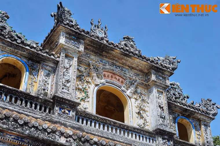 Tại Festival Huế 2008, cửa Hiển Nhơn từng là địa điểm tổ chức Lễ hội Áo dài. Đây cũng là nơi tổ chức nhiều hoạt động trong những ngày lễ quan trọng của Huế.