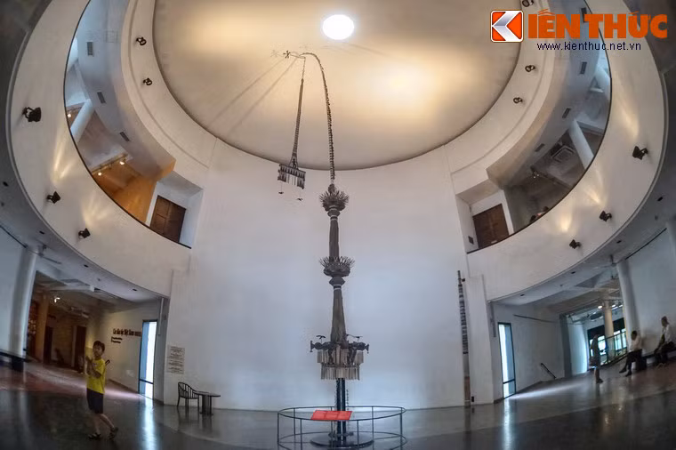 Những cây nêu của người Cor cao 13-15 mét, gồm ba đoạn lắp lên nhau. Đoạn ngọn và đoạn giữa làm từ tre, trang trí hình hoa. Đoạn gốc là khúc gỗ chò được trang trí rất nhiều họa tiết. Ở Bảo tàng, do trần nhà thấp nên đoạn gốc được tách ra và dựng cạnh tường.