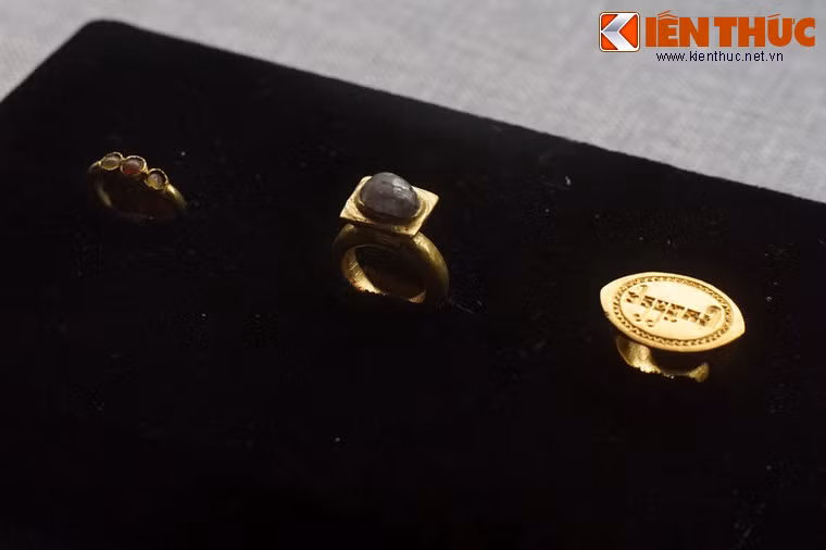 Ít ai có thể hình dung các mẫu nhẫn vàng công phu này được làm bởi các nghệ nhân hai thiên niên kỷ trước.