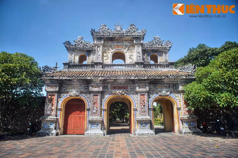 Vào năm 1923, vua Khải Định đã cho tải tạo lại cửa Hiển Nhơn theo nguyên mẫu của cửa Chương Đức. Vì vậy mà hai cửa có kiến trúc rất giống nhau.