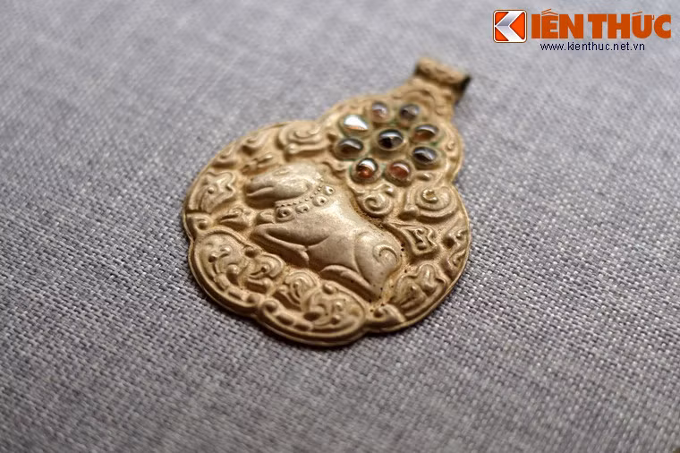 Xem thêm một số hình ảnh về các mẫu mặt trang sức bằng bạc nạm đá quý tuyệt đẹp của người Chăm cổ, có niên đại thế kỷ 15-16.