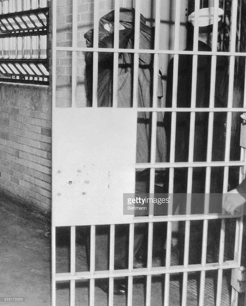 Al Capone che mặt khi phóng viên chụp cảnh cựu trùm bước qua cửa nhà tù. Ảnh: Getty.