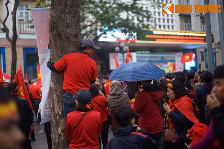 Một người hâm mộ ôm cây đợi Việt Nam ghi bàn.