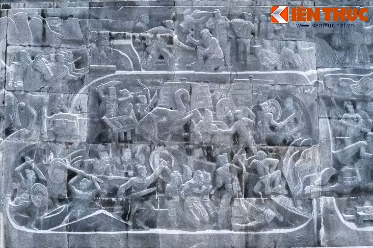 Phía sau tượng đài là bức phù điêu dài gần 60 m với các họa tiết miêu tả quá trình từ lúc khởi nghiệp của nghĩa quân Tây Sơn đến lúc Hoàng đế Quang Trung phát lệnh tiến quân ra Bắc.