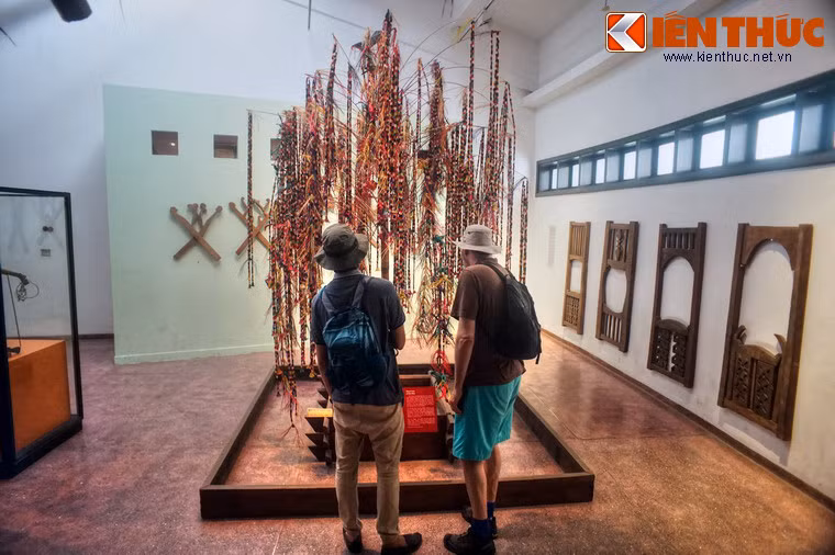 Đối tượng khách nước ngoài được chú trọng đặc biệt ở Bảo tàng Dân tộc học. Ngoài tiếng Việt, các thông tin trong trưng bày còn được thể hiện bằng tiếng Anh và Pháp. Bảo tàng cũng phát miễn phí cho du khách nhiều tờ gập giới thiệu bằng tiếng Anh, Pháp, Trung Quốc, Đức, Nhật...