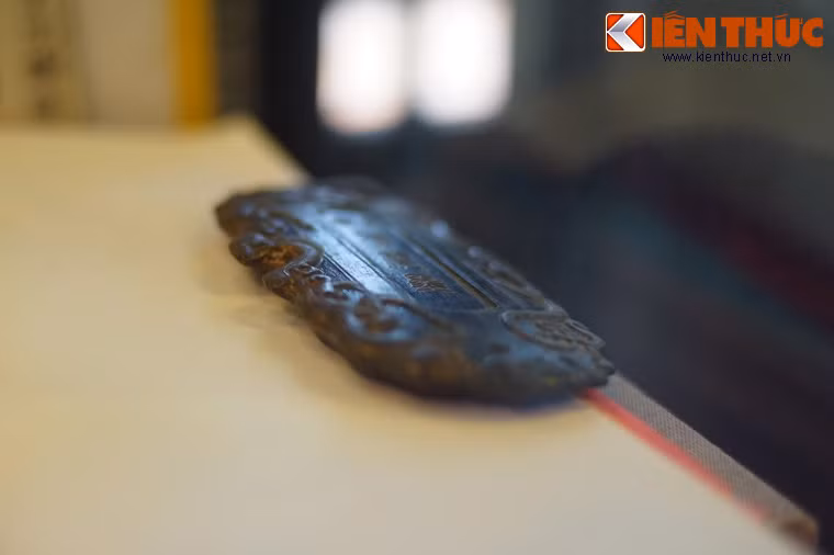 Một chiếc chặn giấy được chế tác cầu kỳ.