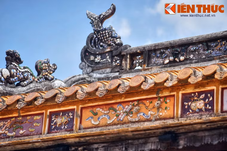 Vật liệu trang trí là mảnh sành sứ và màu nước. Màu sắc phần nền các ô hộc liền kề nhau dùng nguyên tắc tương phản để làm nổi bật.