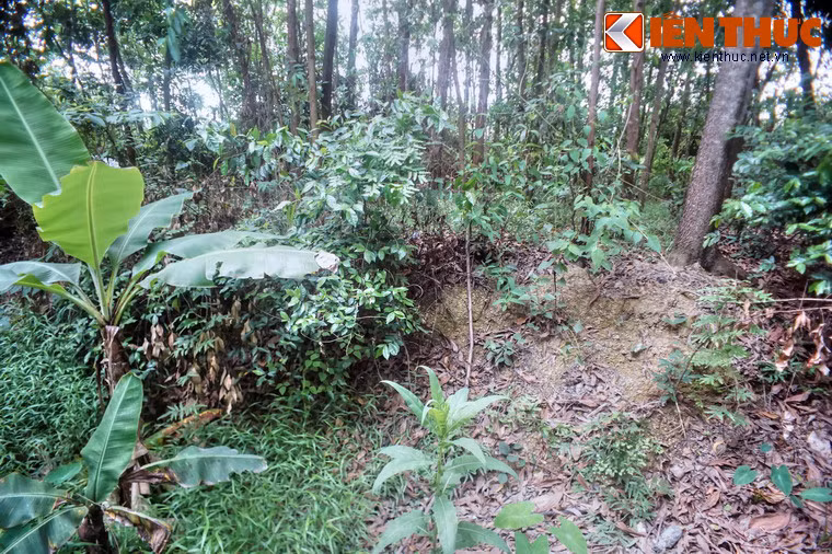 Chất liệu chủ yếu dùng để xây thành là đất, sau đó là đá và gốm vỡ, trong đó đá được dùng để kè cho chân thành được vững chắc, đặc biệt là các đoạn thành ven sông, đầm. Xen giữa đất đá là những lớp gốm được rải dày mỏng khác nhau, nhiều nhất là ở chân thành và rìa thành để chống sụt lở