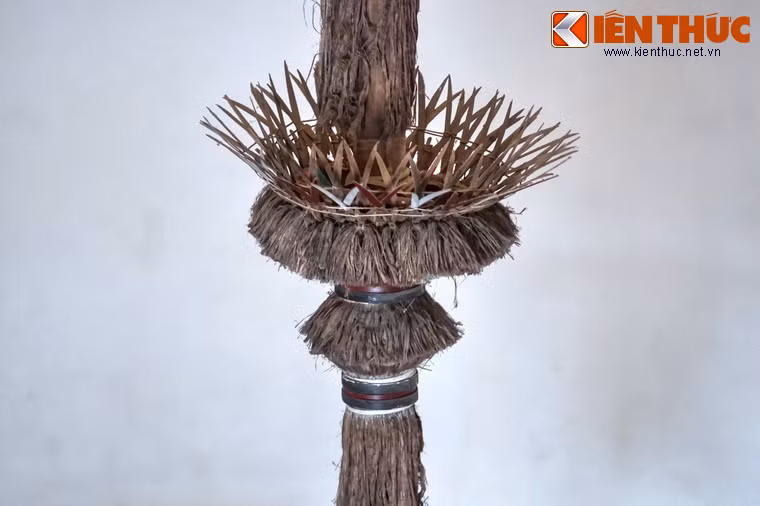 Phần trên mâm thần được bọc bằng xơ vỏ cây, trang trí bằng các hình tượng hoa kết bằng bằng nan tre, mang hàm ý tôn vinh tiên tổ.