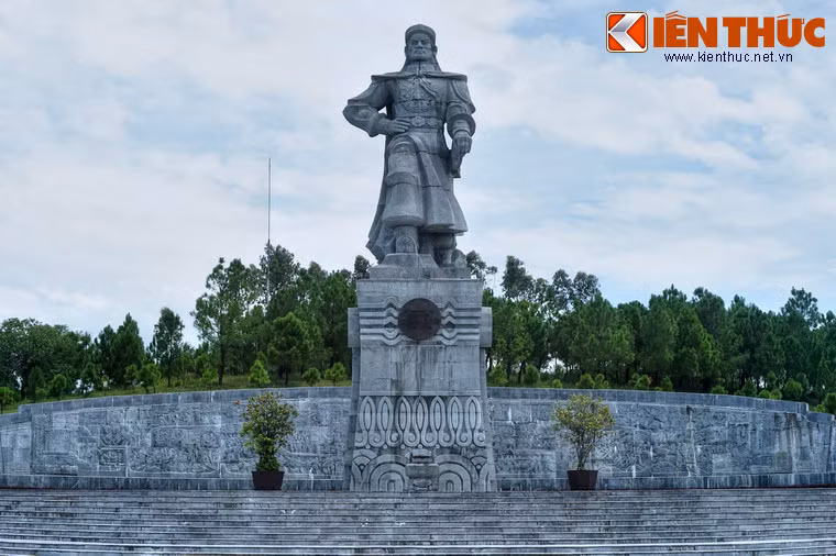 Tượng Hoàng đế Quang Trung cao 21 m, trong đó phần tượng cao 12 m, phần đài cao 9 m, được làm từ 18 mảng đá Thanh Hóa, mỗi mảng nặng 10-60 tấn.