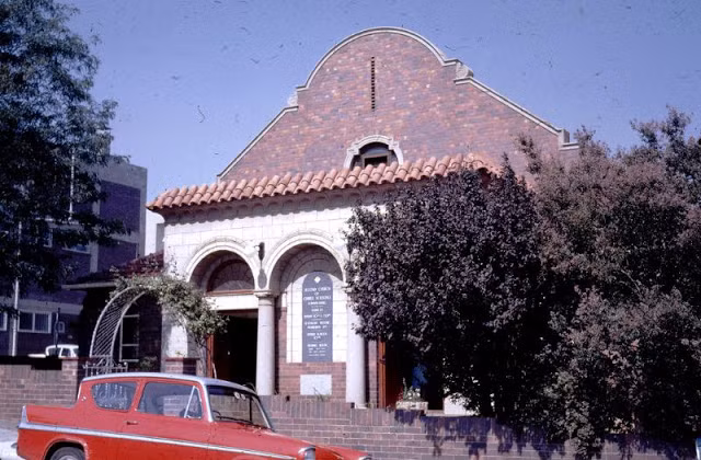 Nhà thờ trên phố Blenheim, khu Kensington. Ảnh: Vintag.