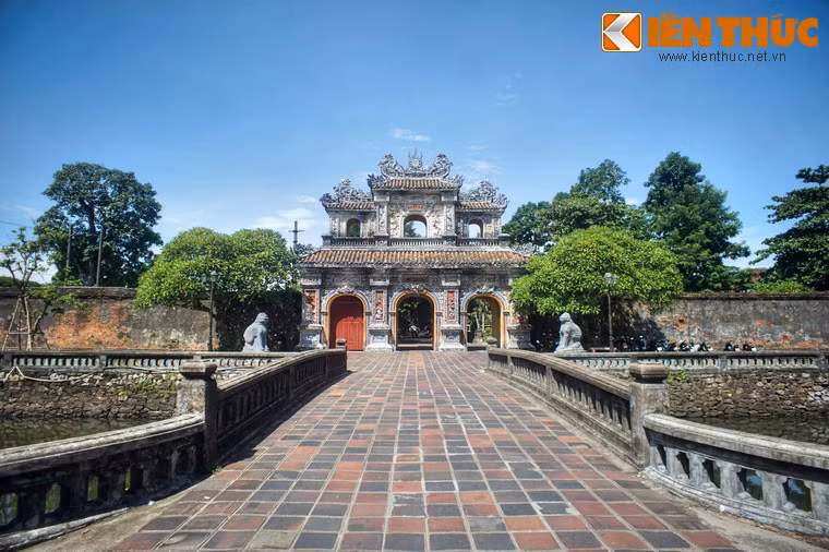 Cửa Hiển Nhơn nằm ở phía Đông của Hoàng Thành, trên đường Đoàn Thị Điểm. Cửa này được xây dựng vào năm 1805, dưới thời vua Gia Long. Vào năm 1833, thời Minh Mạng, cửa được gia công phần trang trí đắp ghép mảnh sành.