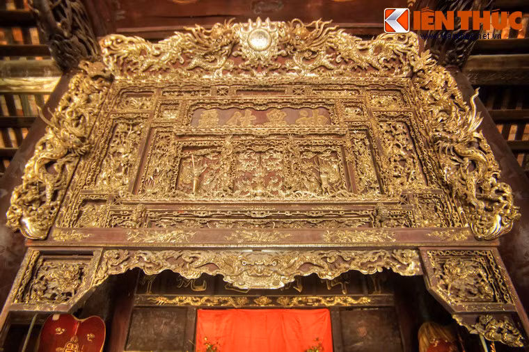 Nổi bật trong đó là bức đại hoành phi được chạm khác tinh xảo, thiếp vàng rực rỡ, chính giữa có bốn chữ Ngự Triều Di Quy.