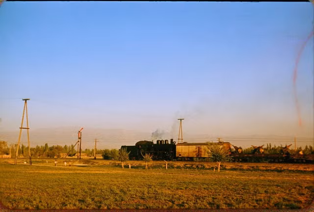 Tàu hỏa chạy qua khu vực ngoại ô Tashkent. Ảnh: Jacques Dupâquier.