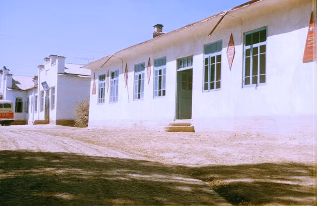 Trên một tuyến phố ở thủ đô Tashkent. Ảnh: Jacques Dupâquier.