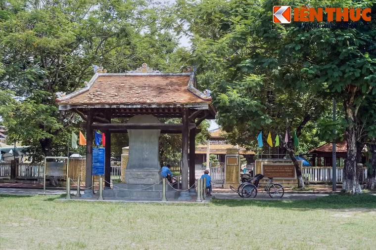 Đối diện Quốc Tử Giám ở bên kia đường 23 Tháng 8 còn có tấm bia Thị Học. Bia vốn đặt trong phạm vi trường Quốc Tử Giámkhi trường còn tọa lạc bên bờ sông, năm 1908 được dời về vị trí hiện tại.