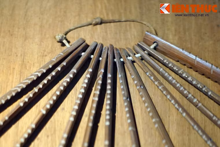 Số lượng và mật độ của các ngày này thay đổi theo từng tháng. Tháng nào nhiều vạch hình mũi tên thì tháng rất nhiều mưa bão, không nên gieo mạ, cấy lúa... Nếu vào ngày hao thì không nên đi buôn bán vì dễ bị thua lỗ...