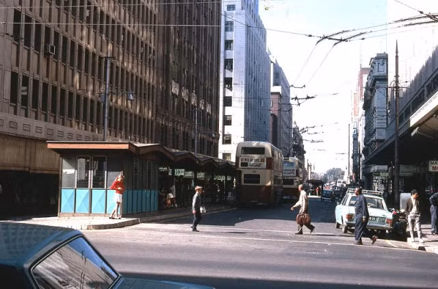 Một bến xe buýt ở khu vực trung tâm. Ảnh: Vintag.