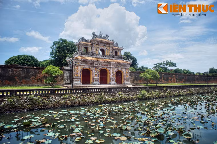 Trong hai cửa này, cửa Chương Đức nằm ở phía Tây Hoàng Thành, bên đường Lê Huân. Công trình được xây dựng vào năm 1805, hoàn thành năm 1808, dưới thời vua Gia Long.