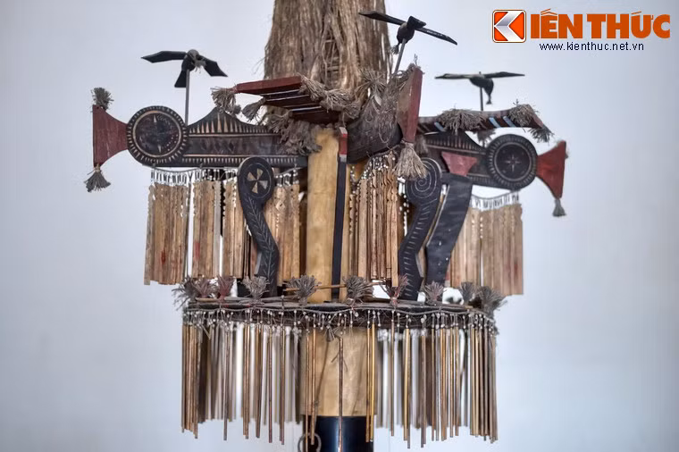 Người Cor hầu như chỉ sử dụng một công cụ cơ bản là chiếc rựa để thực hiện các công việc chạm khắc công phu và giàu tính mỹ thuật trên cây nêu.