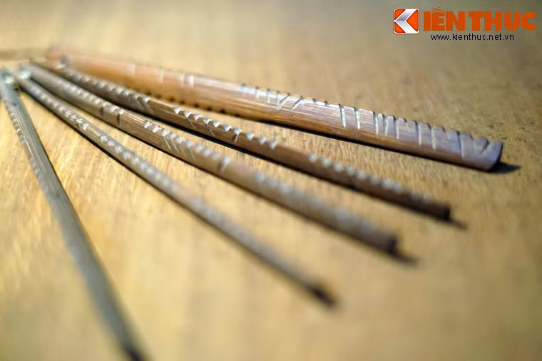 Trong vạch của mỗi ngày lại có những kí hiệu đặc biệt để xác định ngày tốt, xấu cho từng việc cụ thể. Ví dụ, vạch nào hình chữ V gọi là ngày cá, vạch nào có một chấm ở trên gọi là ngày tiểu hao, hai chấm gọi là ngày hao, vạch hình mũi tên là ngày mưa bão.