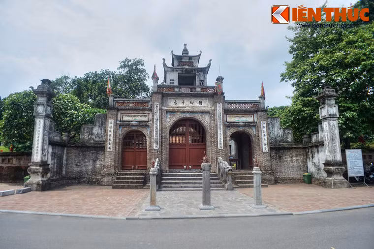 Tương truyền, đền được trên nền nội cung của vua An Dương Vương ngày trước. Đến nay vẫn chưa rõ đền được xây từ bao giờ, chỉ biết công trình đã sửa chữa lại vào năm 1687, 1893 và gần đây đã được đại trùng tu.