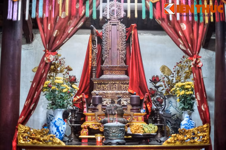 Hai bên khám thờ vua An Dương Vương có ban thờ Hoàng hậu và ban thờ Mẫu.