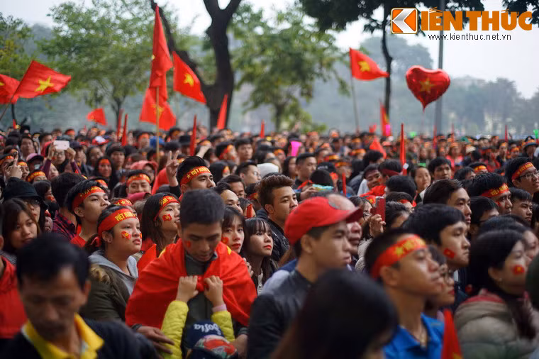 Cả biển người ở khu vực bờ hồ đã lặng đi khi đội bạn ghi bàn mở tỉ số từ rất sớm.