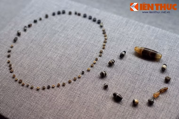 Hạt chuỗi làm bằng đá lạt ma.