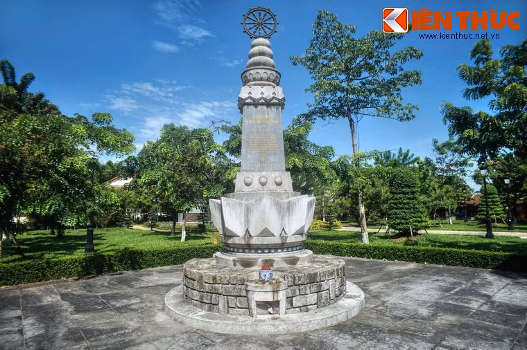 Để tưởng nhớ sự kiện bi thảm ngày 8/5/1963, vào ngày vía Đức Phật A Di Đà năm 1965, một đài tưởng niệm đã được đặt đá xây dựng trước đải phát thanh Huế, được gọi là Đài Kỷ niệm Thánh Tử Đạo.