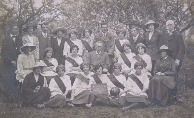 Đội Phụ nữ Derwent Mills ở Cockermouth, 1917. Ảnh: Vintag.