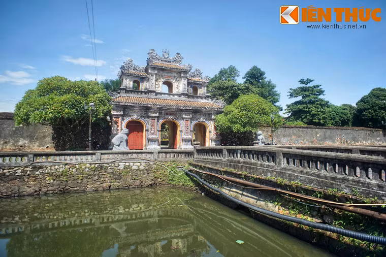 Khác biệt lớn nhất là trước cửa Hiển Nhơn có cầu thông ra bên ngoài Hoàng Thành, cửa Chương Đức thì không.