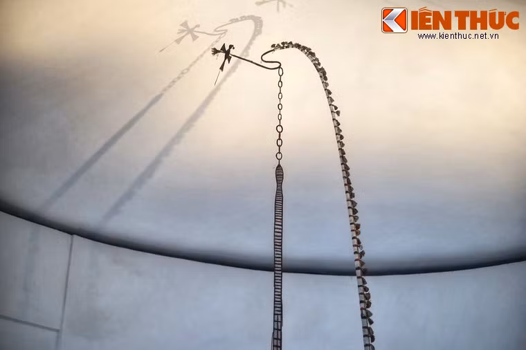 Đỉnh cây nêu có biểu tượng một con chim chèo bẻo. Trong tâm thức của người Cor, chim chèo bẻo gần gũi như người bạn và cũng là vua của các loài chim.