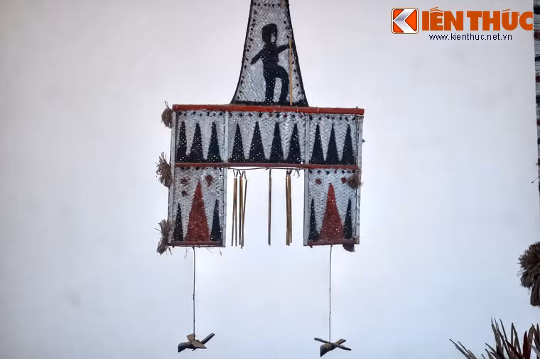 Màu sắc để tô lên các hình vẽ, hoa văn được tạo ra từ các loại thảo mộc địa phương hoặc mài từ đá núi.