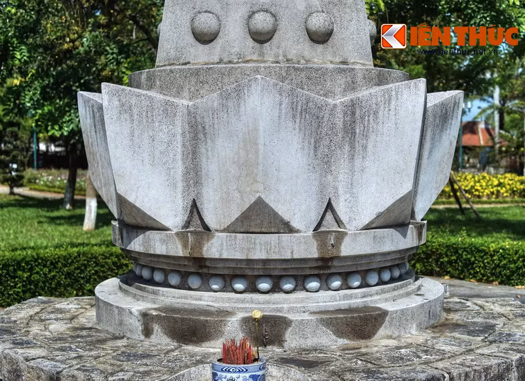 Phần đài là một hoa sen cách điệu gồm 8 cánh, biểu trưng cho Bát Chánh đạo trong giáo lý nhà Phật, đồng thời cũng là biểu trưng cho 8 vị Thánh tử vì đạo.