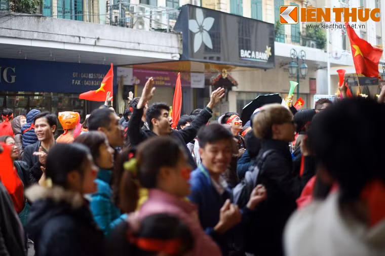 Sau nhiều phút giây chờ đợi, niềm vui vỡ òa khi Quang Hải ghi bàn gỡ hòa.