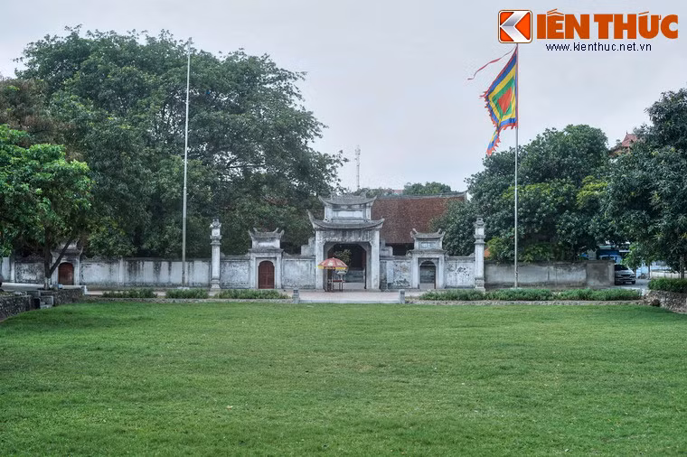 Nằm ở trung tâm quần thể di tích thành Cổ Loa (Đông Anh, Hà Nội), đình Ngự Triều Di Quy (còn gọi là đình Cổ Loa) là ngôi đình cổ mang những giá trị văn hóa, lịch sử, kiến trúc đặc sắc của Việt Nam.