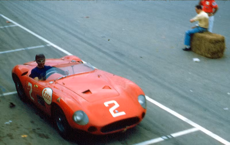 Người vô địch giải đua xe năm 1957 là tay đua Fangio với chiếc xe Maserati 300S. Ảnh: Vintag.