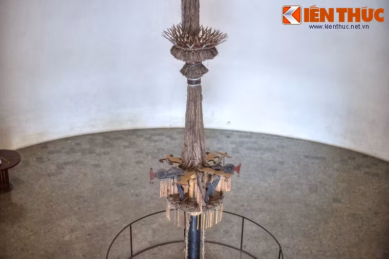 Trong suốt nhiều thế hệ, người Cor đã lưu truyền những bài hát mô tả hình dạng cây nêu, ý nghĩa của các hình tượng, hoa văn, tên tuổi và vị trí các thần linh trên thân nêu…