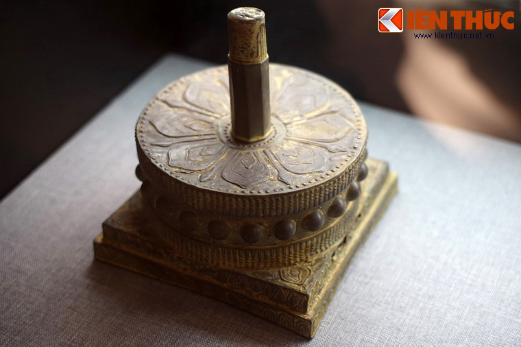 Linga Chăm Pa có ba loại cơ bản. Loại một chỉ là một khối vuông. Loại hai có hai phần, phần trên là khối trụ tròn, phần dưới là khối bát giác hoặc vuông. Loại thứ ba gồm có ba phần: trụ tròn - bát giác- vuông. Ảnh: Đài thờ Uroja-Linga (bệ thờ linga có bầu ngực phụ nữ xung quanh) bằng bạc, thế kỷ 11-12, BT lịch sử Quốc gia Việt Nam.