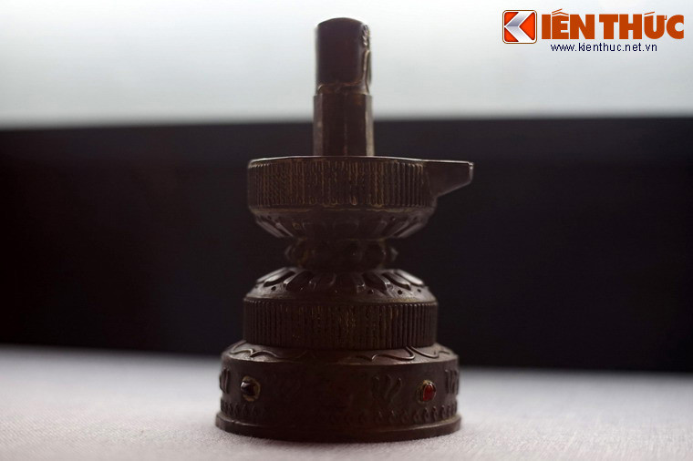 Hình tượng Yoni trong điêu khắc Chăm cũng rất đa dạng, có các loại hình chính như loại khối hình chữ nhật hoặc gần khối vuông, loại hình khối tròn, được trang trí xung quanh hình cánh sen và đặc biệt Yoni loại khối tròn nhưng xung quanh lại trang trí hình ngực phụ nữ. Ảnh: Đài thờ Uroja-Linga bằng bạc, niên đại thế kỷ 12, BT lịch sử Quốc gia Việt Nam.