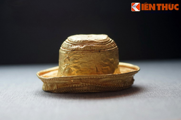 Như vậy Linga và Yoni trong điêu khắc Chămpa rất đa dạng loại hình và có thể được hàm ý mang nhiều ý nghĩa khác nhau, không đơn thuần là biểu tượng của thần Siva. Ảnh: Kosa linga (vỏ kim loại dùng để bao bọc bên ngoài tượng linga) bằng vàng, thế kỷ 12-13, BT lịch sử Quốc gia Việt Nam.