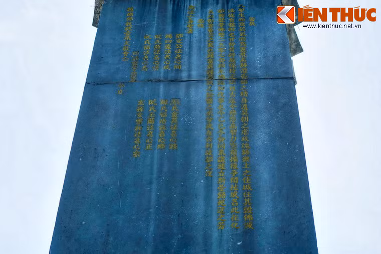 Mặt sau là bài minh bằng chữ Hán được viết theo lối chân phương khắc sâu vào đá cẩm thạch, nói về sự hi sinh của các Thánh với lời lẽ vô cùng thống thiết.