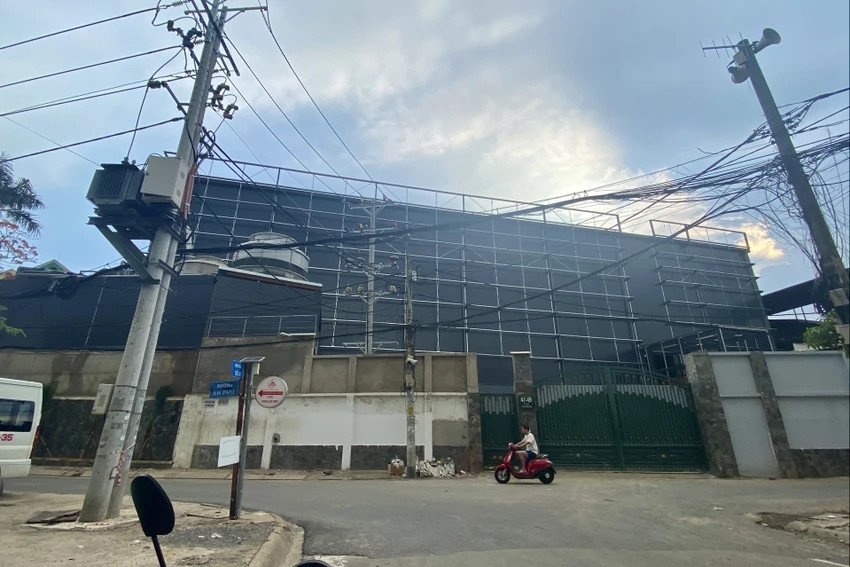 Thanh tra TP Thủ Đức cũng lập biên bản vi phạm, yêu cầu tháo dỡ phần diện tích vi phạm ngay khi phát hiện vụ việc. (Ảnh: PLO).