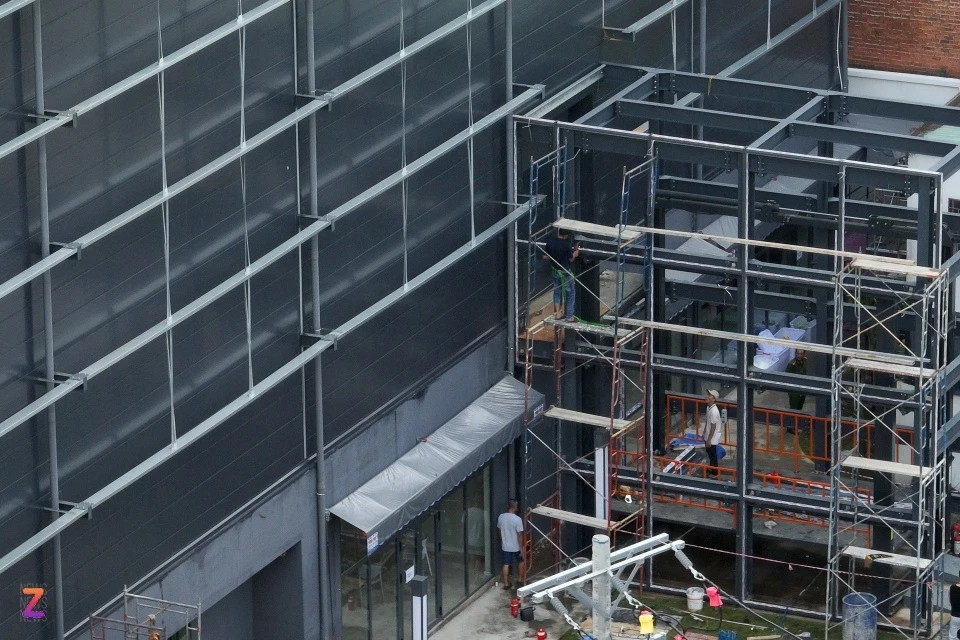 Công trình một phát sinh nhiều diện tích vi phạm như phần sân diện tích hơn 549 m2 với kết cấu cột thép, xà gồ sắt. (Ảnh: PLO).