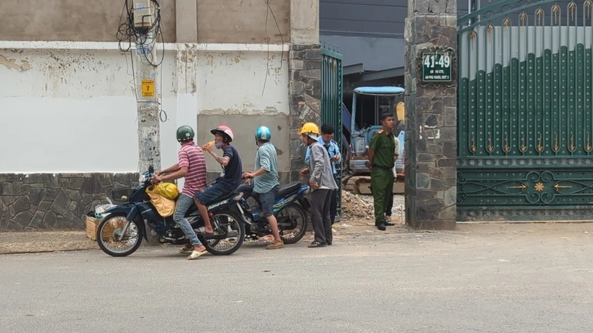 Ngày 22/5, UBND TP Thủ Đức đã ký quyết định xử phạt vi phạm hành chính lần 2 chủ đầu tư xây sai phép công trình 1.000 m2. Đồng thời tước giấy phép xây dựng đã cấp cho chủ đầu tư công trình 41 - 49 An Phú trong thời hạn 4,5 tháng. (Ảnh: PLO).