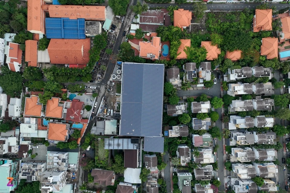 Công trình này được UBND TP Thủ Đức cấp phép xây dựng nhà ở riêng lẻc cho gia đình bà Nguyễn Diệp Anh, gồm có 3 phần trên khu đất (cấp ngày 18/3/2024). Trong đó gồm công trình một cao 3 tầng, công trình hai và ba cao 1 tầng với tổng diện tích sàn 1.435 m2; hệ số sử dụng đất 0,48 và mật độ xây dựng 38,38%. (Ảnh: Tri thức trực tuyến).