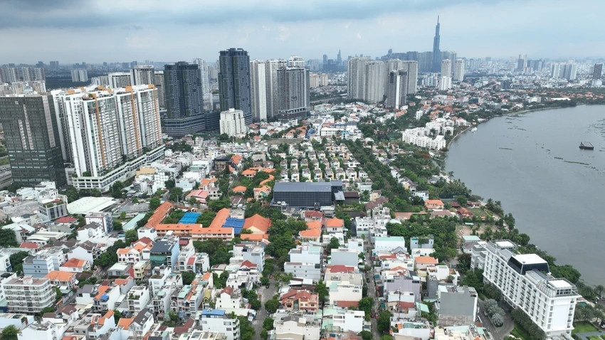 Tại buổi họp báo về tình hình kinh tế - xã hội TP.HCM, ông Cao Đoàn Việt Hùng - Phó Chánh Thanh tra Xây dựng TP Thủ Đức, thông tin về việc xử lý công trình tại 41 - 49 An Phú (phường An Phú, TP Thủ Đức) xây vượt tầng, sai phép hơn 1.000 m2. (Ảnh: PLO).