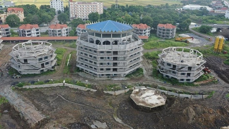 Các hạng mục đầu tư gồm: Tổ hợp khách sạn cao cấp; biệt thự nghỉ dưỡng; căn hộ nghỉ dưỡng liền kề; trung tâm tổ chức sự kiện; trung tâm dịch vụ sức khỏe; khu nhà hàng; khu cảnh quan trung tâm; khu cảnh quan, sân vườn; khu bãi đỗ xe, giao thông. (Ảnh: Báo Xây dựng).