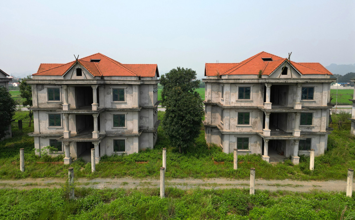 Dãy nhà biệt thự liền kề xây dựng khang trang nhưng bỏ hoang hàng chục năm qua. (Ảnh: Dân Trí).